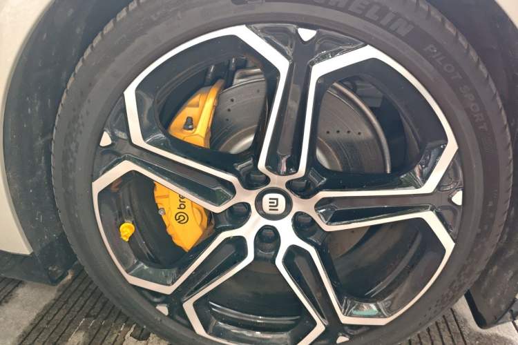 Used Xiaomi Auto SU7 2024 Four-Wheel Drive Ultra-Long Range Advanced Intelligent Driving Max Edition Right Front Wheel Hub