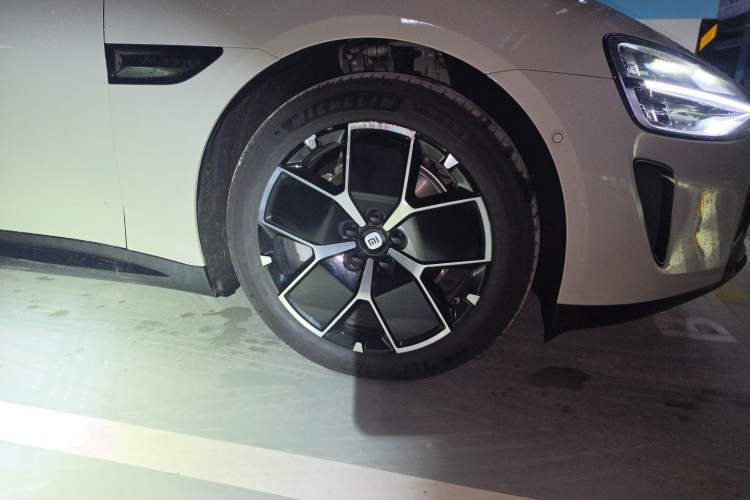 Used Xiaomi Auto SU7 2024 Rear-Drive Ultra-Long Range Advanced Pro-Level Intelligent Driving Version Right Front Wheel Hub