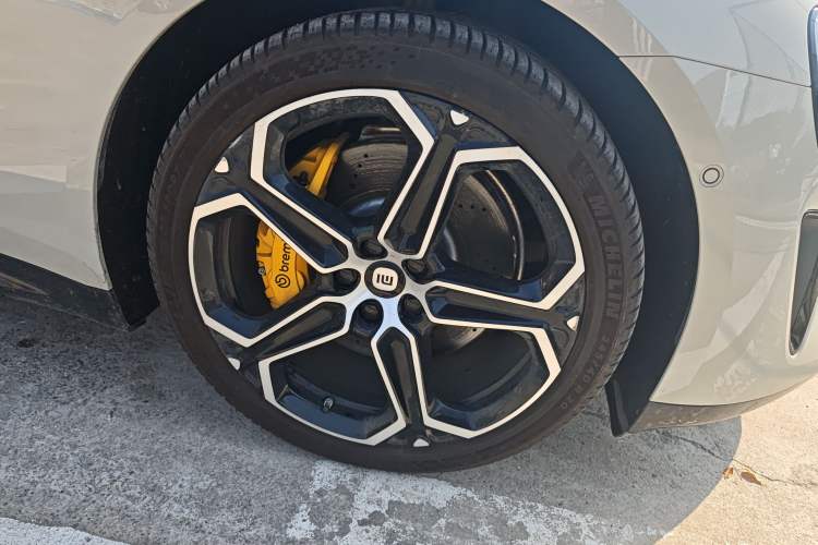 Used Xiaomi Auto SU7 2024 Rear-Drive Ultra-Long Range Advanced Pro-Level Intelligent Driving Version Right Front Wheel Hub