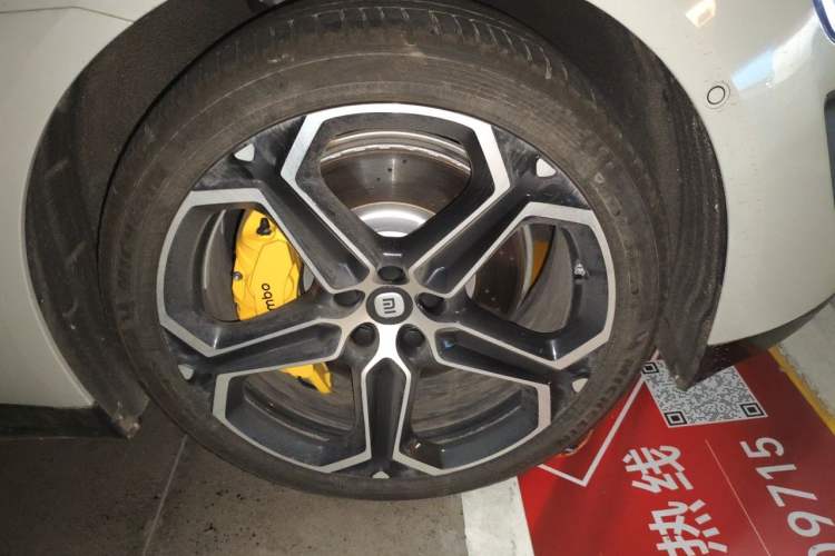 Used Xiaomi Auto SU7 2024 Rear-Drive Ultra-Long Range Advanced Pro-Level Intelligent Driving Version Right Front Wheel Hub