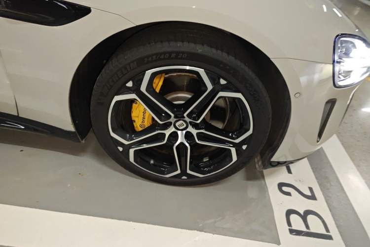 Used Xiaomi Auto SU7 2024 Rear-Drive Long-Range Intelligent Driving Version Right Front Wheel Hub