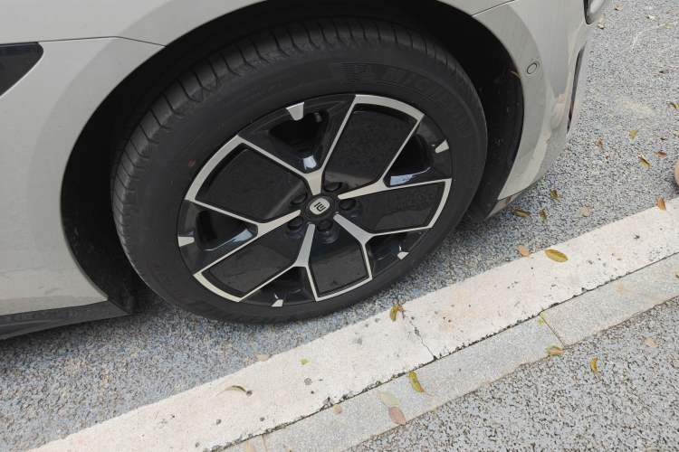 Used Xiaomi Auto SU7 2024 Rear-Drive Ultra-Long Range Advanced Pro-Level Intelligent Driving Version Right Front Wheel Hub