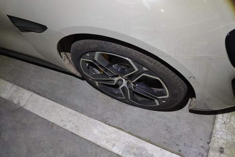 Used Xiaomi Auto SU7 2024 Four-Wheel Drive Ultra-Long Range Advanced Intelligent Driving Max Edition Right Front Wheel Hub