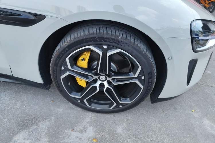 Used Xiaomi Auto SU7 2024 Rear-Drive Long-Range Intelligent Driving Version Right Front Wheel Hub