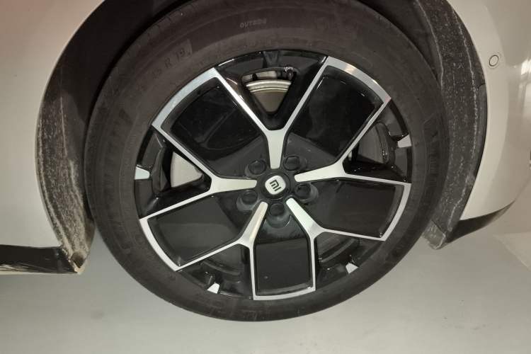 Used Xiaomi Auto SU7 2024 Rear-Drive Long-Range Intelligent Driving Version Right Front Wheel Hub