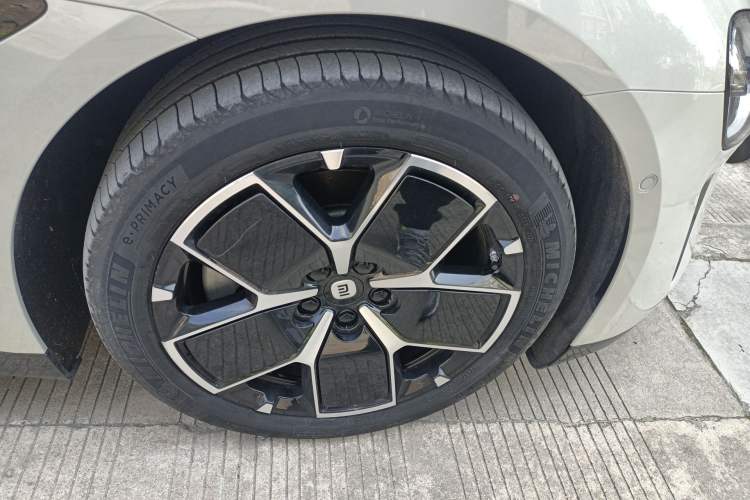 Used Xiaomi Auto SU7 2024 Rear-Drive Long-Range Intelligent Driving Version Right Front Wheel Hub