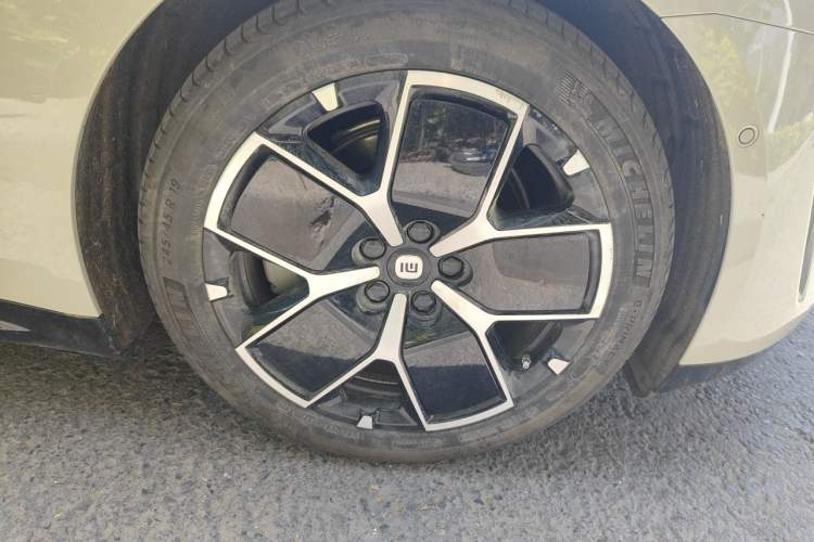 Used Xiaomi Auto SU7 2024 Rear-Drive Ultra-Long Range Advanced Pro-Level Intelligent Driving Version Right Front Wheel Hub