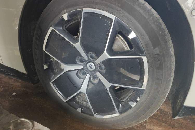 Used Xiaomi Auto SU7 2024 Rear-Drive Standard Founder Edition Right Front Wheel Hub