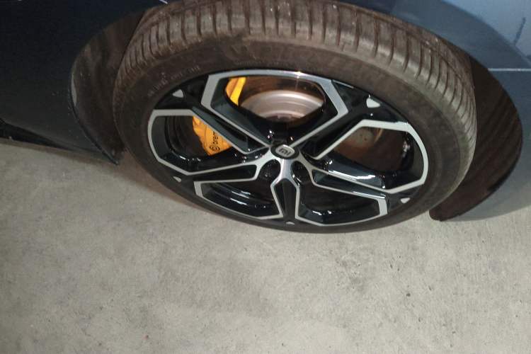Used Xiaomi Auto SU7 2024 Rear-Drive Ultra-Long Range Advanced Pro-Level Intelligent Driving Version Right Front Wheel Hub