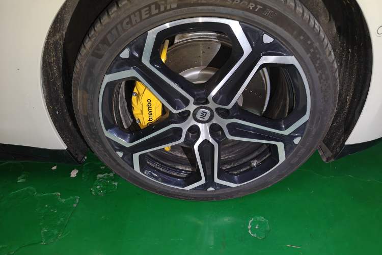 Used Xiaomi Auto SU7 2024 Rear-Drive Long-Range Intelligent Driving Version Right Front Wheel Hub