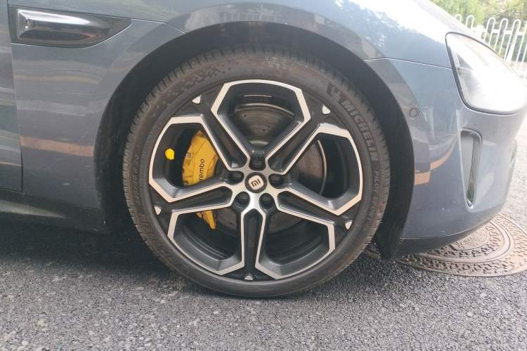Used Xiaomi Auto SU7 2024 Four-Wheel Drive Ultra-Long Range Advanced Intelligent Driving Max Edition Right Front Wheel Hub