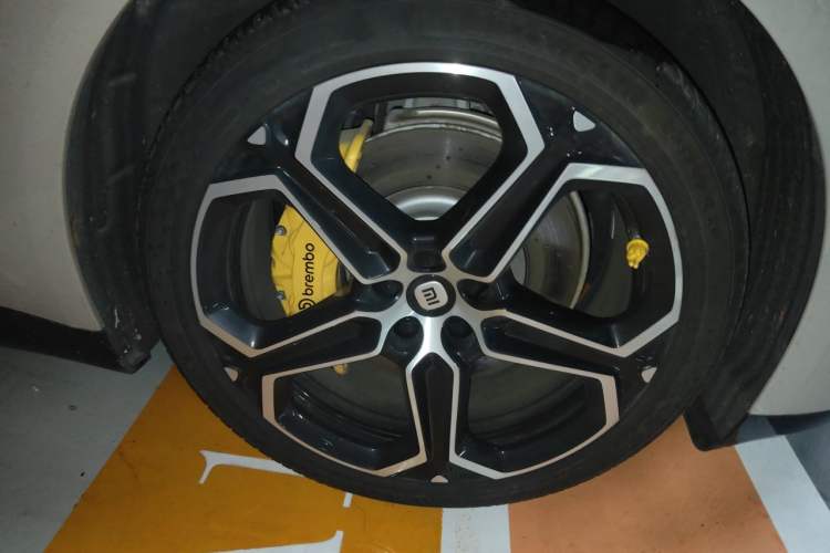 Used Xiaomi Auto SU7 2024 Rear-Drive Ultra-Long Range Advanced Pro-Level Intelligent Driving Version Right Front Wheel Hub