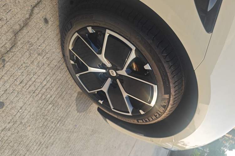 Used Xiaomi Auto SU7 2024 Rear-Drive Long-Range Intelligent Driving Version Right Front Wheel Hub