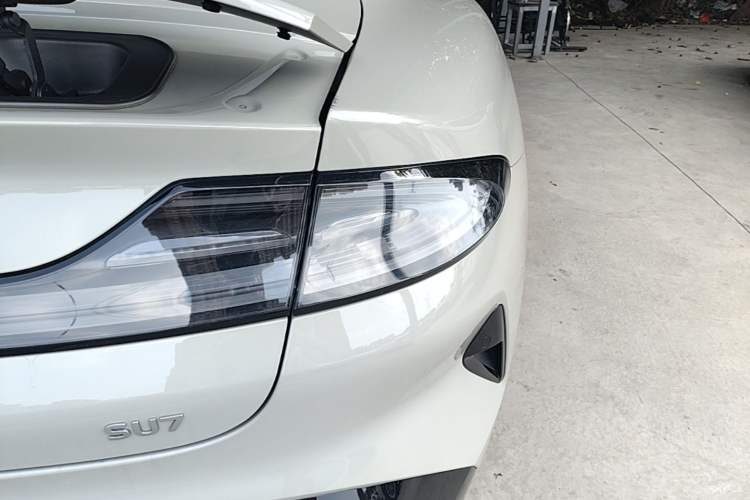 Used Xiaomi Auto SU7 2024 Rear-Drive Ultra-Long Range Advanced Pro-Level Intelligent Driving Version Right Rear Taillight