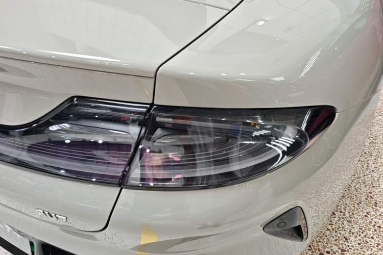 Used Xiaomi Auto SU7 2024 Rear-Drive Ultra-Long Range Advanced Pro-Level Intelligent Driving Version Right Rear Taillight