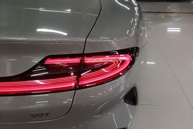Used Xiaomi Auto SU7 2024 Rear-Drive Long-Range Intelligent Driving Version Right Rear Taillight