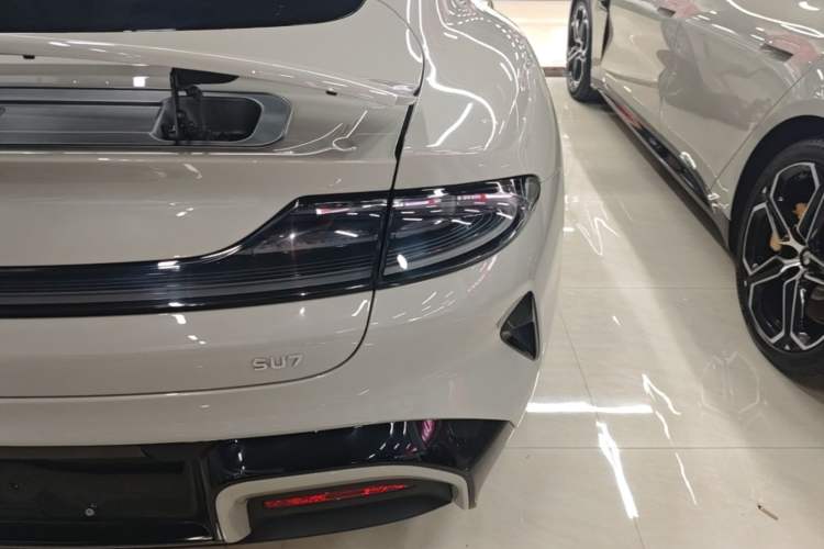 Used Xiaomi Auto SU7 2024 Rear-Drive Ultra-Long Range Advanced Pro-Level Intelligent Driving Version Right Rear Taillight