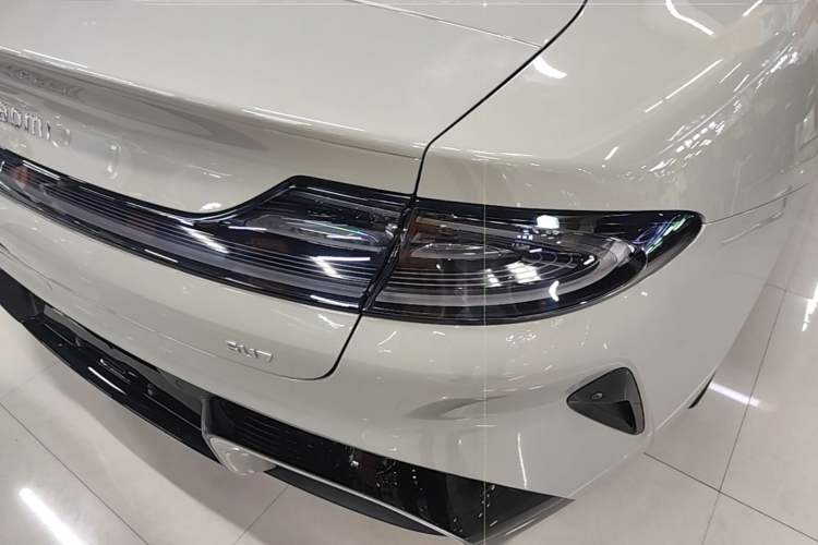 Used Xiaomi Auto SU7 2024 Rear-Drive Long-Range Intelligent Driving Version Right Rear Taillight