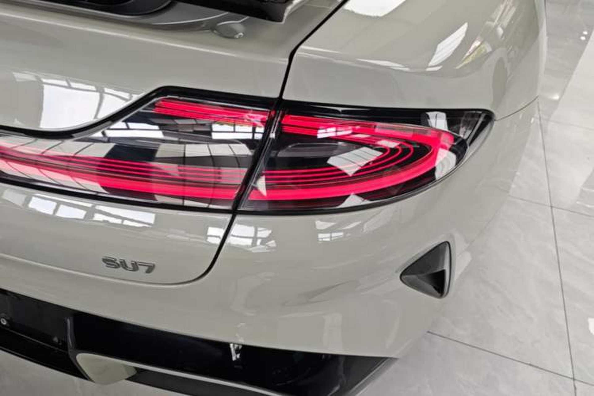Used Xiaomi Auto SU7 2024 Rear-Drive Ultra-Long Range Advanced Pro-Level Intelligent Driving Version Right Rear Taillight