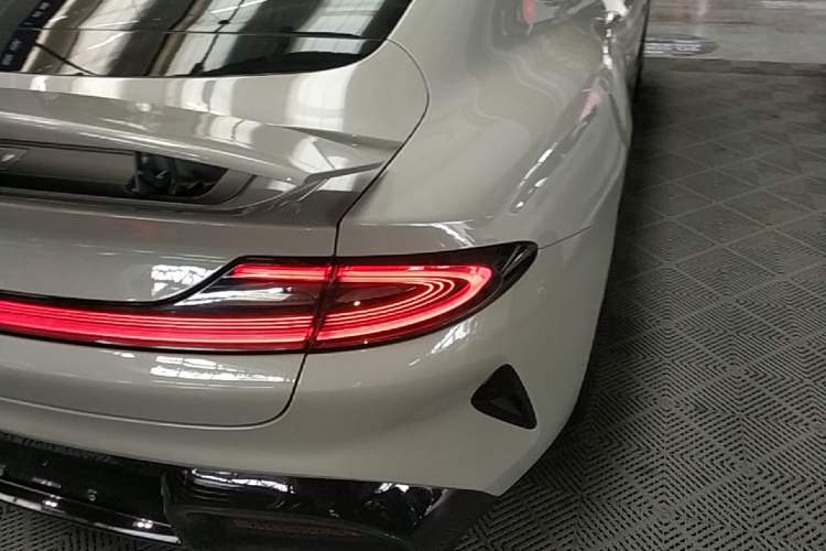 Used Xiaomi Auto SU7 2024 Rear-Drive Ultra-Long Range Advanced Pro-Level Intelligent Driving Version Right Rear Taillight