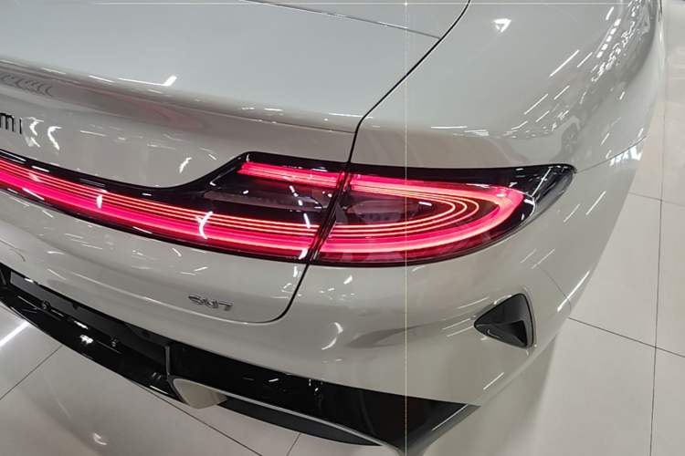 Used Xiaomi Auto SU7 2024 Rear-Drive Long-Range Intelligent Driving Version Right Rear Taillight