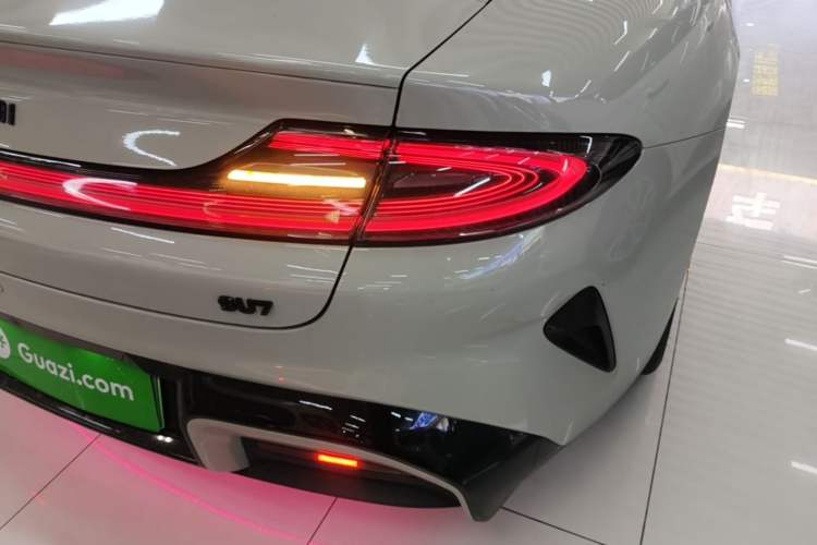 Used Xiaomi Auto SU7 2024 Rear-Drive Long-Range Intelligent Driving Version Right Rear Taillight