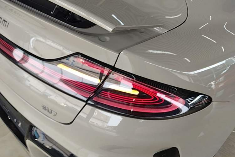 Used Xiaomi Auto SU7 2024 Rear-Drive Ultra-Long Range Advanced Pro-Level Intelligent Driving Version Right Rear Taillight