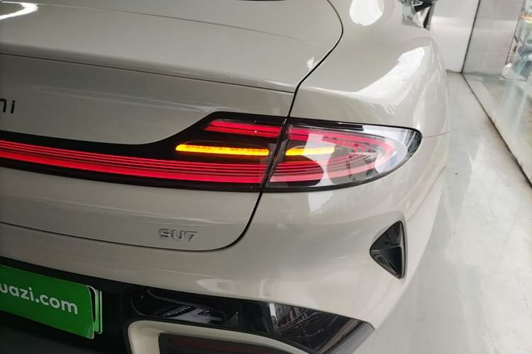 Used Xiaomi Auto SU7 2024 Rear-Drive Long-Range Intelligent Driving Version Right Rear Taillight