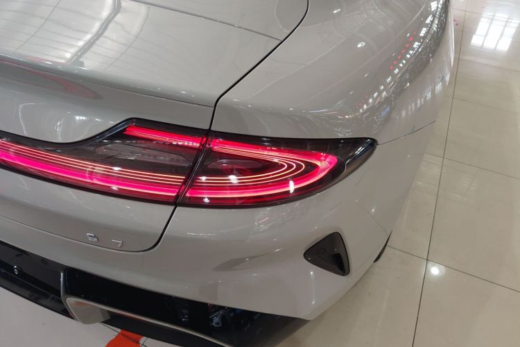 Used Xiaomi Auto SU7 2024 Rear-Drive Long-Range Intelligent Driving Version Right Rear Taillight