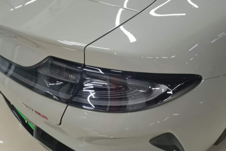 Used Xiaomi Auto SU7 2024 Four-Wheel-Drive Max Founder's Edition Right Rear Taillight