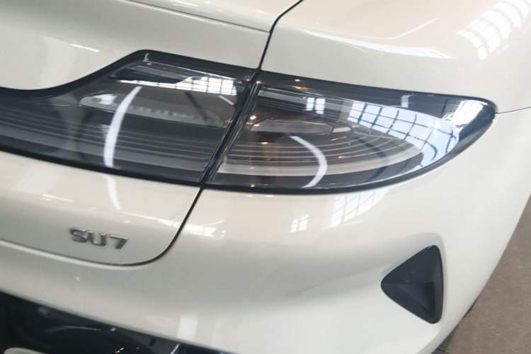 Used Xiaomi Auto SU7 2024 Rear-Drive Long-Range Intelligent Driving Version Right Rear Taillight