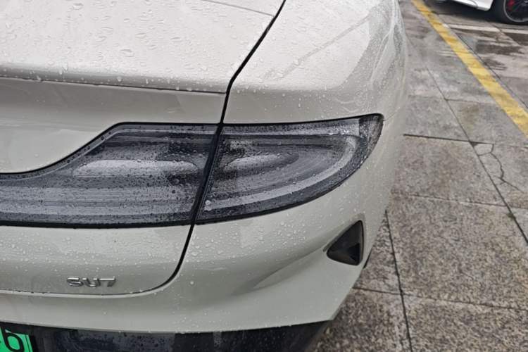 Used Xiaomi Auto SU7 2024 Rear-Drive Ultra-Long Range Advanced Pro-Level Intelligent Driving Version Right Rear Taillight