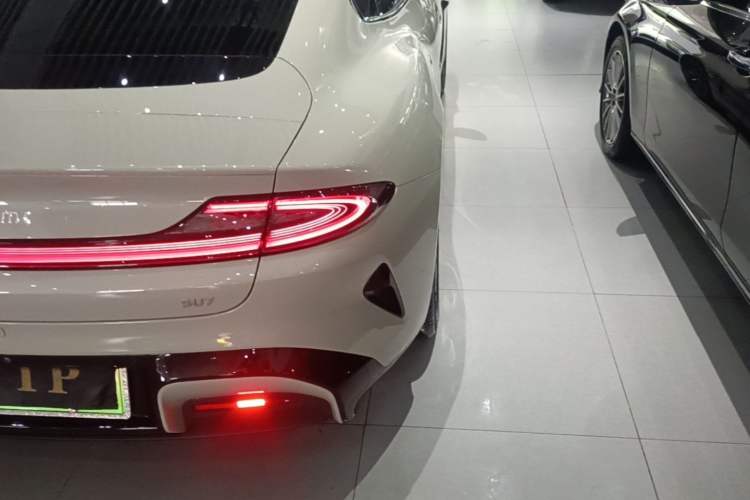 Used Xiaomi Auto SU7 2024 Rear-Drive Long-Range Intelligent Driving Version Right Rear Taillight