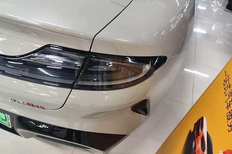 Used Xiaomi Auto SU7 2024 Four-Wheel Drive Ultra-Long Range Advanced Intelligent Driving Max Edition Right Rear Taillight