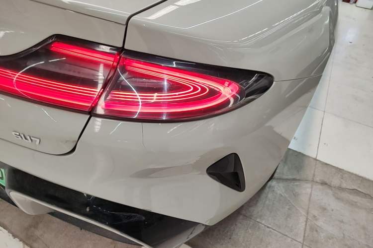 Used Xiaomi Auto SU7 2024 Rear-Drive Long-Range Intelligent Driving Version Right Rear Taillight