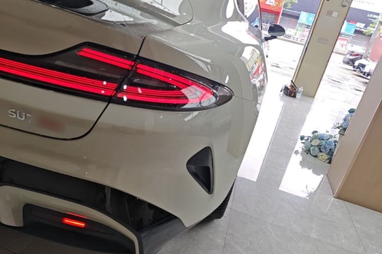 Used Xiaomi Auto SU7 2024 Four-Wheel Drive Ultra-Long Range Advanced Intelligent Driving Max Edition Right Rear Taillight