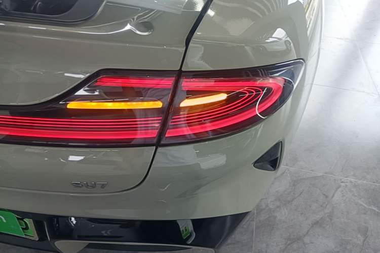 Used Xiaomi Auto SU7 2024 Rear-Drive Ultra-Long Range Advanced Pro-Level Intelligent Driving Version Right Rear Taillight
