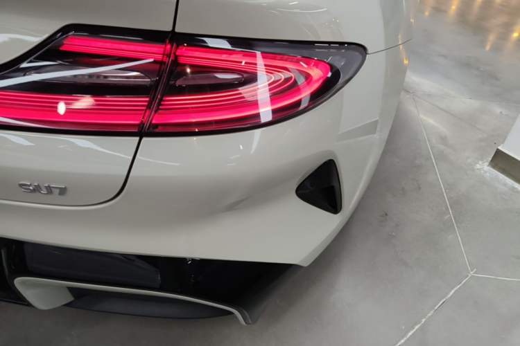 Used Xiaomi Auto SU7 2024 Rear-Drive Ultra-Long Range Advanced Pro-Level Intelligent Driving Version Right Rear Taillight
