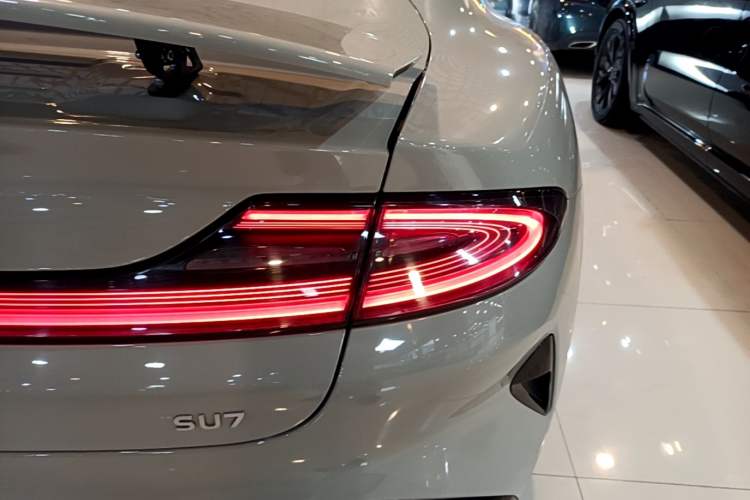 Used Xiaomi Auto SU7 2024 Rear-Drive Long-Range Intelligent Driving Version Right Rear Taillight