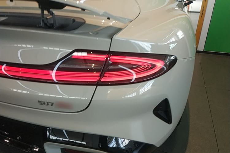 Used Xiaomi Auto SU7 2024 Four-Wheel Drive Ultra-Long Range Advanced Intelligent Driving Max Edition Right Rear Taillight
