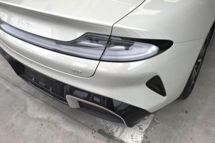 Used Xiaomi Auto SU7 2024 Rear-Drive Long-Range Intelligent Driving Version Right Rear Taillight