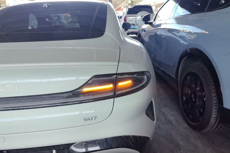 Used Xiaomi Auto SU7 2024 Rear-Drive Ultra-Long Range Advanced Pro-Level Intelligent Driving Version Right Rear Taillight