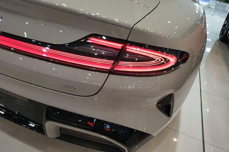 Used Xiaomi Auto SU7 2024 Rear-Drive Long-Range Intelligent Driving Version Right Rear Taillight