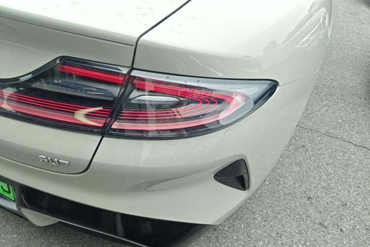 Used Xiaomi Auto SU7 2024 Rear-Drive Long-Range Intelligent Driving Version Right Rear Taillight
