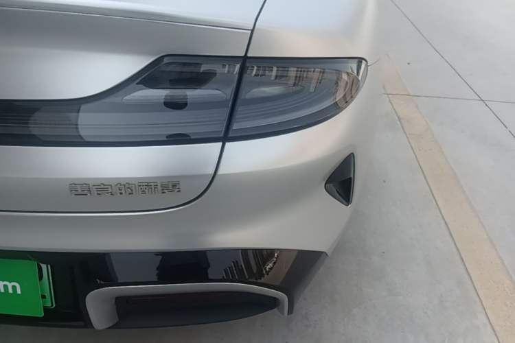 Used Xiaomi Auto SU7 2024 Rear-Drive Long-Range Intelligent Driving Version Right Rear Taillight