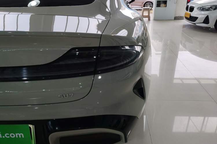 Used Xiaomi Auto SU7 2024 Rear-Drive Ultra-Long Range Advanced Pro-Level Intelligent Driving Version Right Rear Taillight