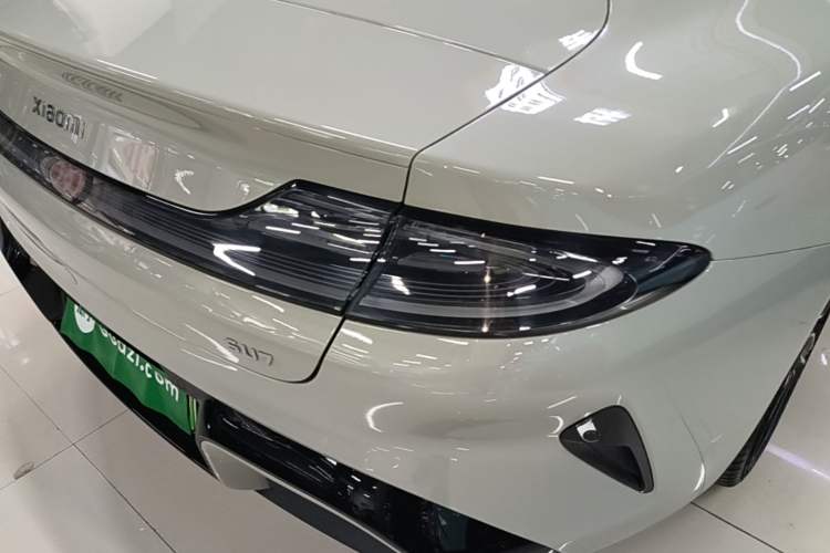 Used Xiaomi Auto SU7 2024 Rear-Drive Long-Range Intelligent Driving Version Right Rear Taillight
