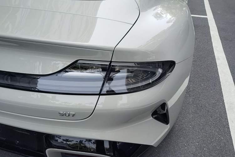 Used Xiaomi Auto SU7 2024 Rear-Drive Long-Range Intelligent Driving Version Right Rear Taillight