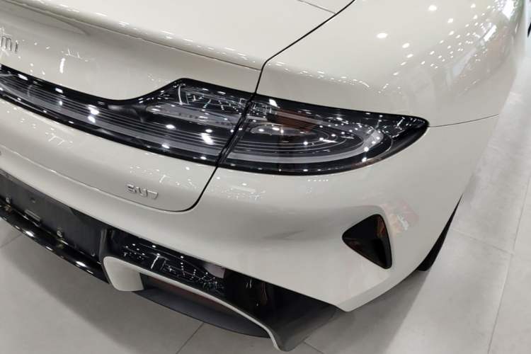 Used Xiaomi Auto SU7 2024 Rear-Drive Ultra-Long Range Advanced Pro-Level Intelligent Driving Version Right Rear Taillight