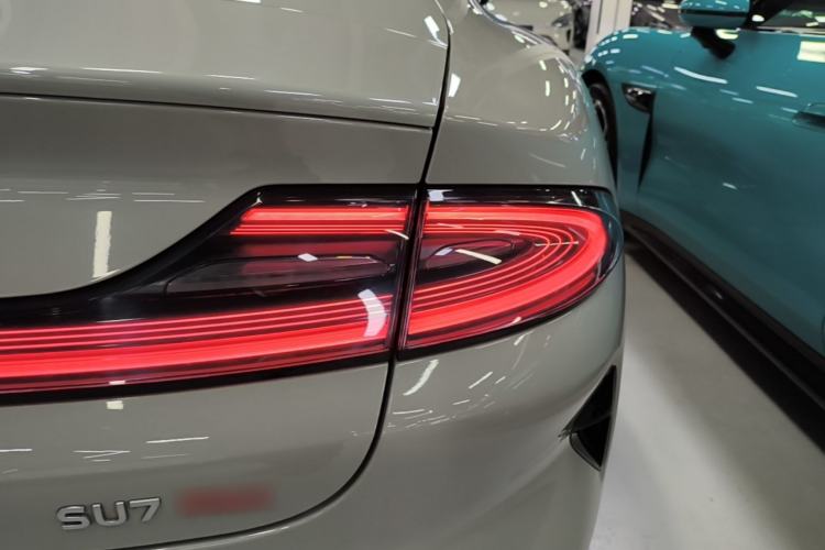 Used Xiaomi Auto SU7 2024 Four-Wheel Drive Ultra-Long Range Advanced Intelligent Driving Max Edition Right Rear Taillight